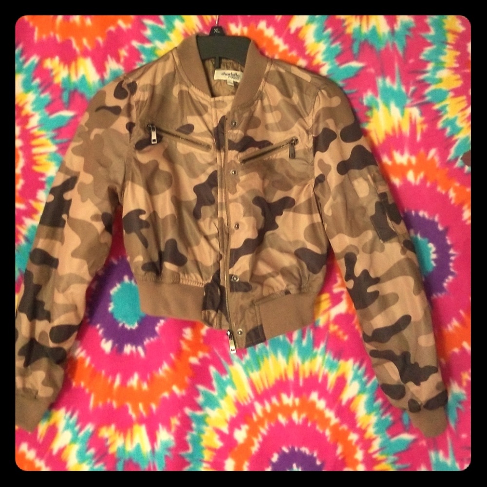 Cropped camouflage jacket